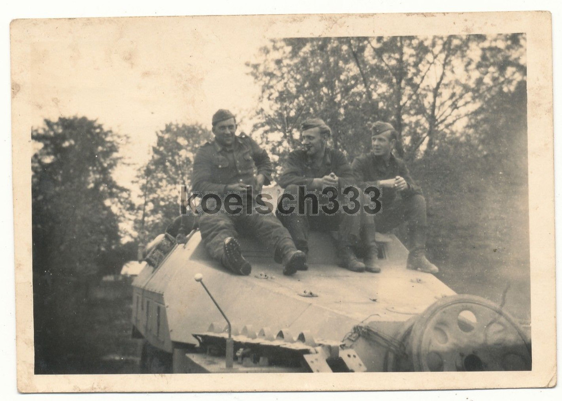Foto Panzermänner auf dem Schützenpanzer 1944