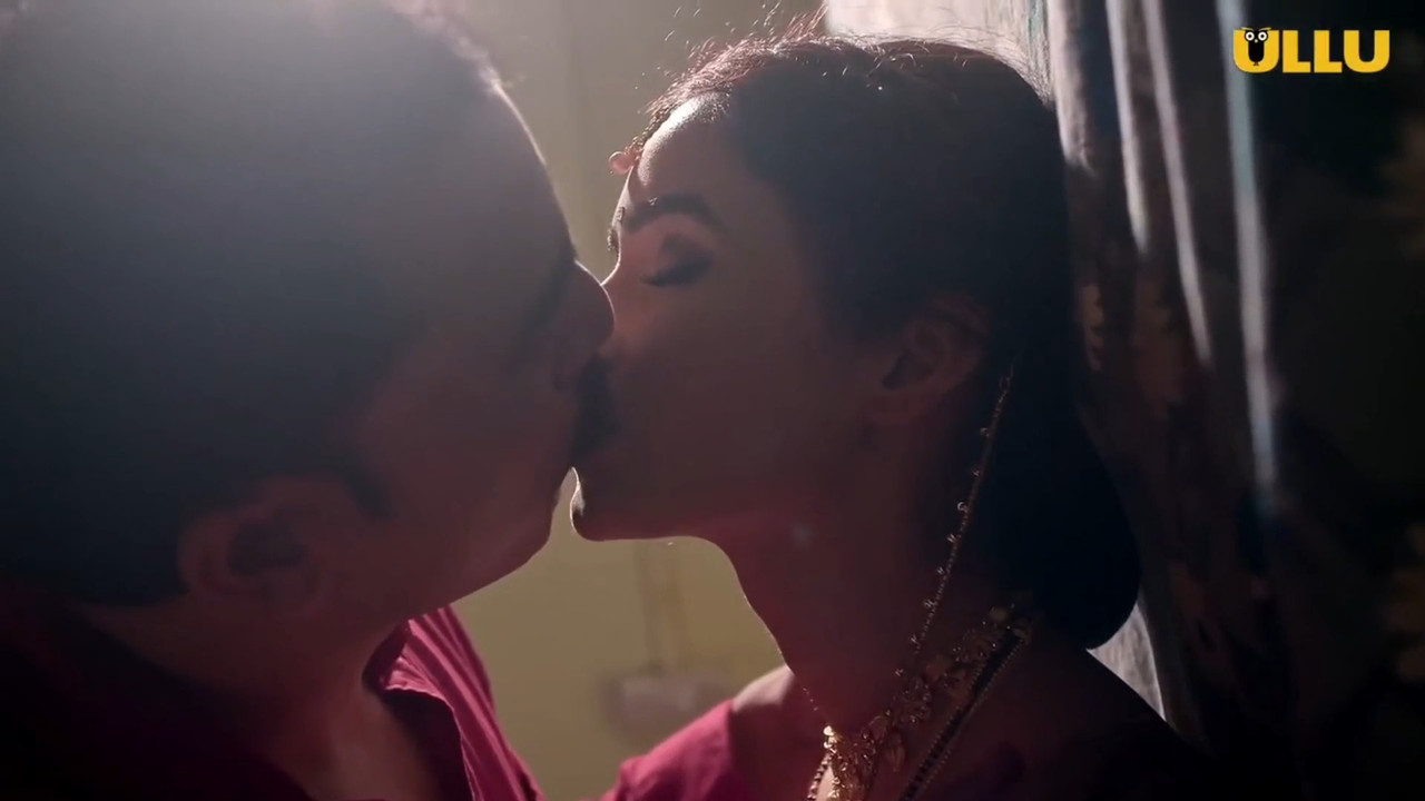 Leena jumani kiss