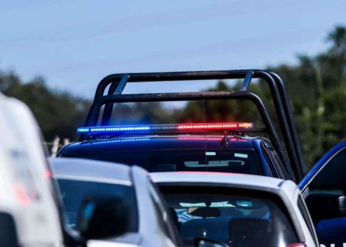 Hallan a una mujer amarrada a un árbol y con marcas de violencia