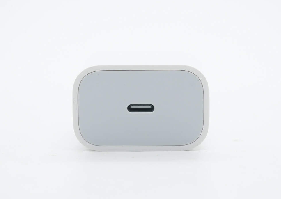 Внешний вид контактов европейской вилки на блоке питания Apple 20W