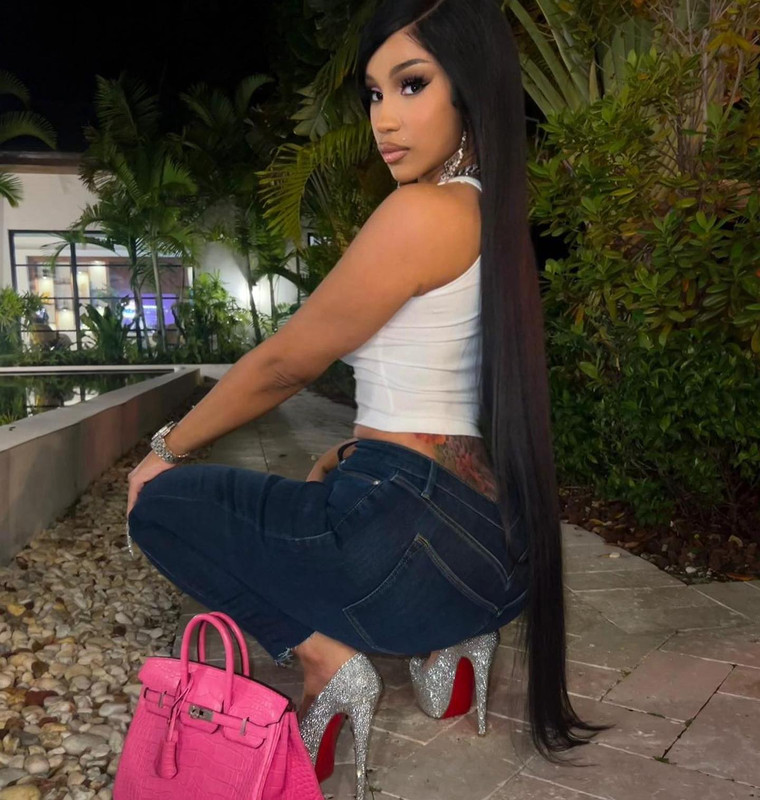 Cardi B تتألق بإطلالة جريئة ومثيرة Iamcardib-1719343867358