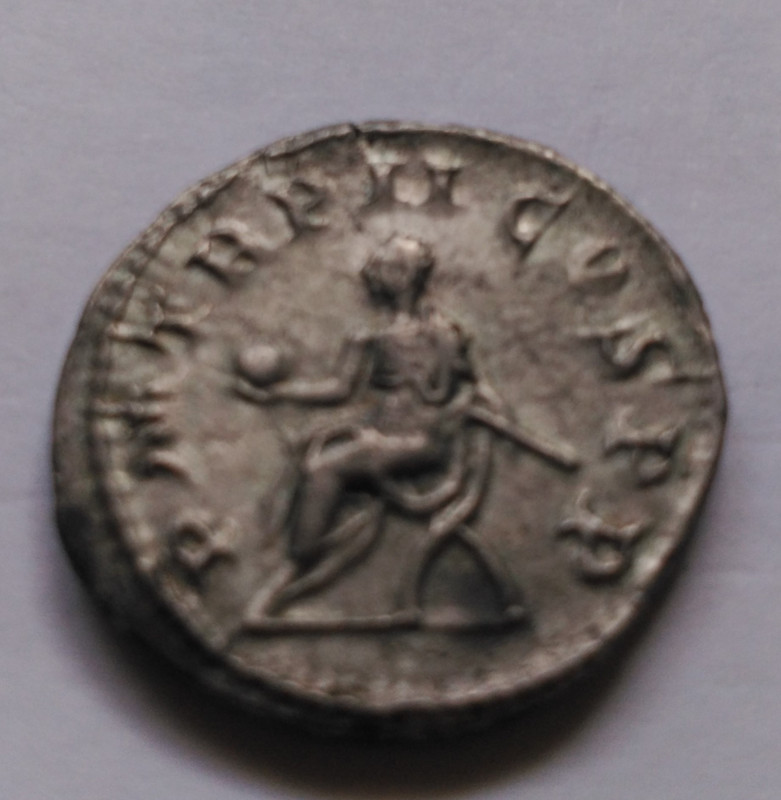 Antoniniano de Filipo I. P. M. TR. P. II COS. P. P. Filipo I en silla curul. Roma IMG-20190117-130704
