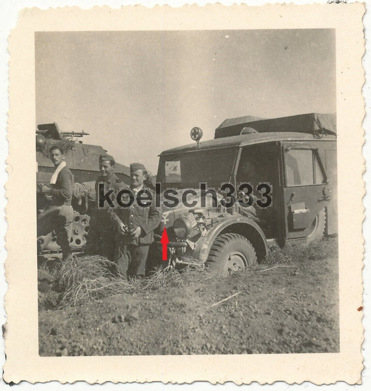 Foto Sankra LKW mit Kennung 16. Panzer Div. neben einem Schützenpanzer mit MG 34