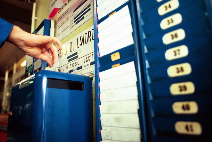 Dipendenti sanzionati per essere usciti 2 minuti prima dal Lavoro