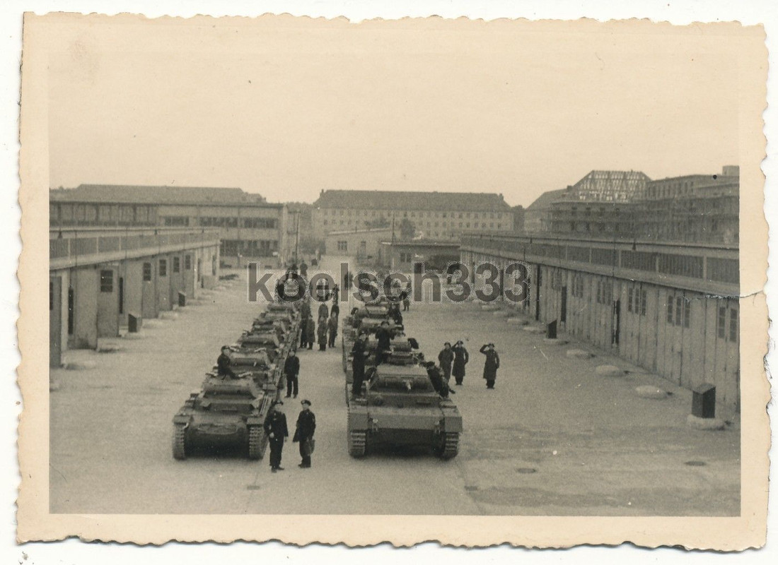 Fahrzeughallen Kaserne Panzer II & III Panzermän