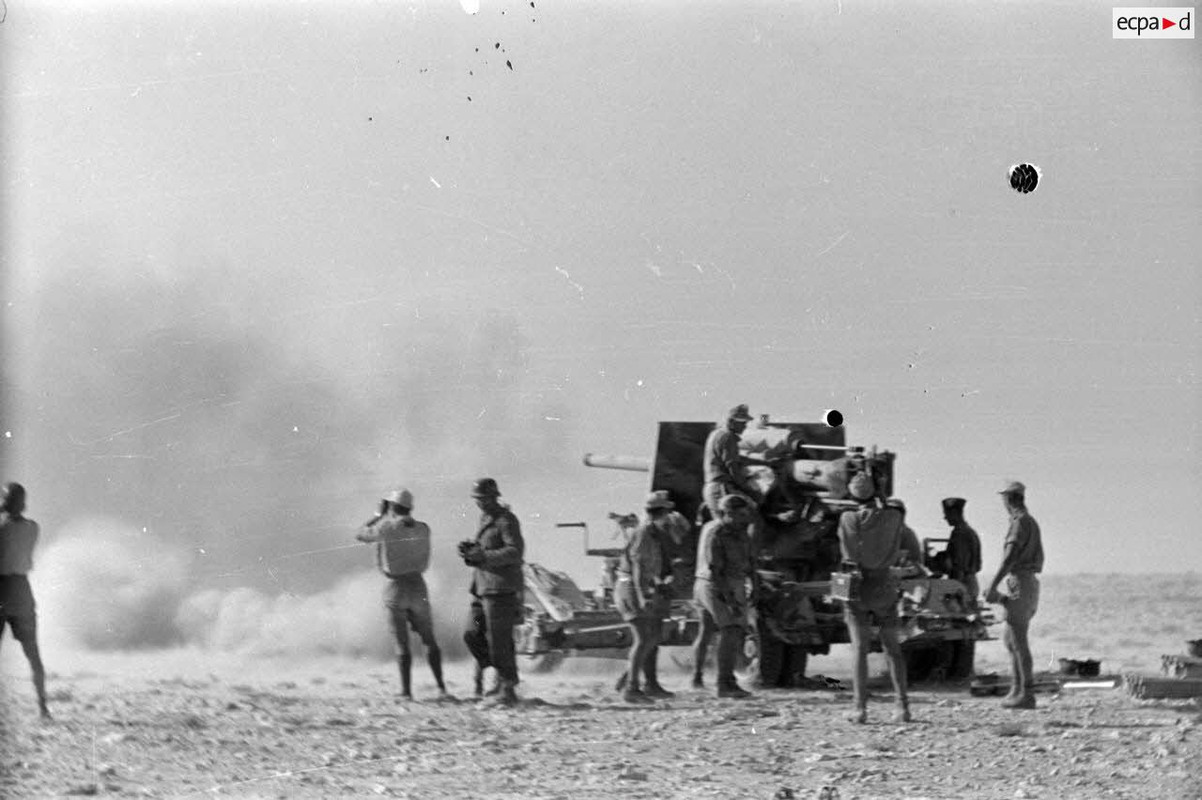 Un canon de 8,8 cm FlaK tire en position, attelée à son avant-train (2)