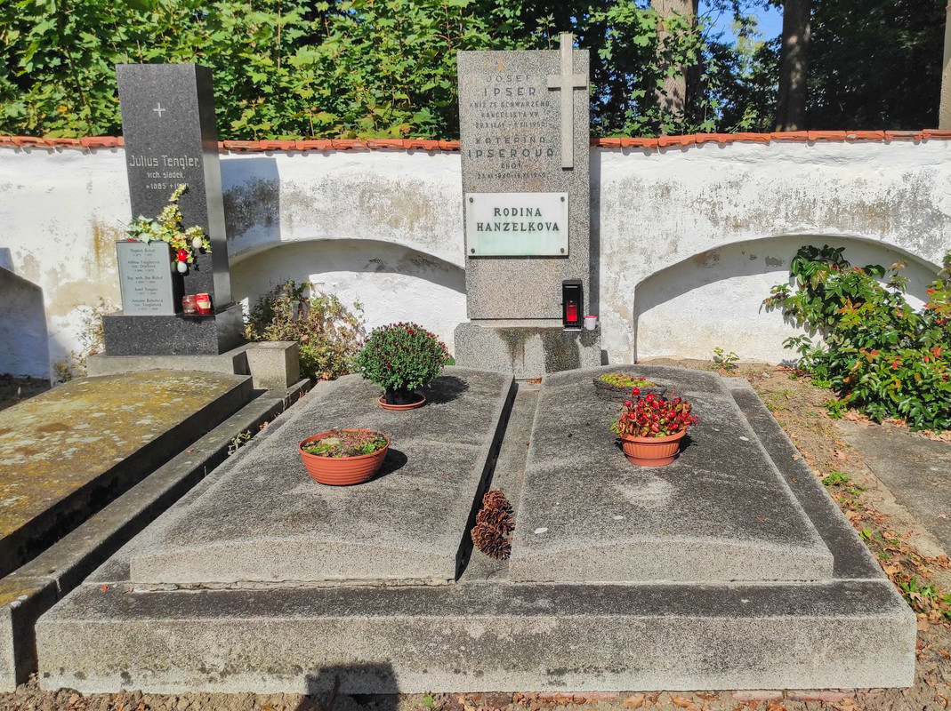 Jiří_Hanzelka,_hřbitov_v_Domaníně_(01)