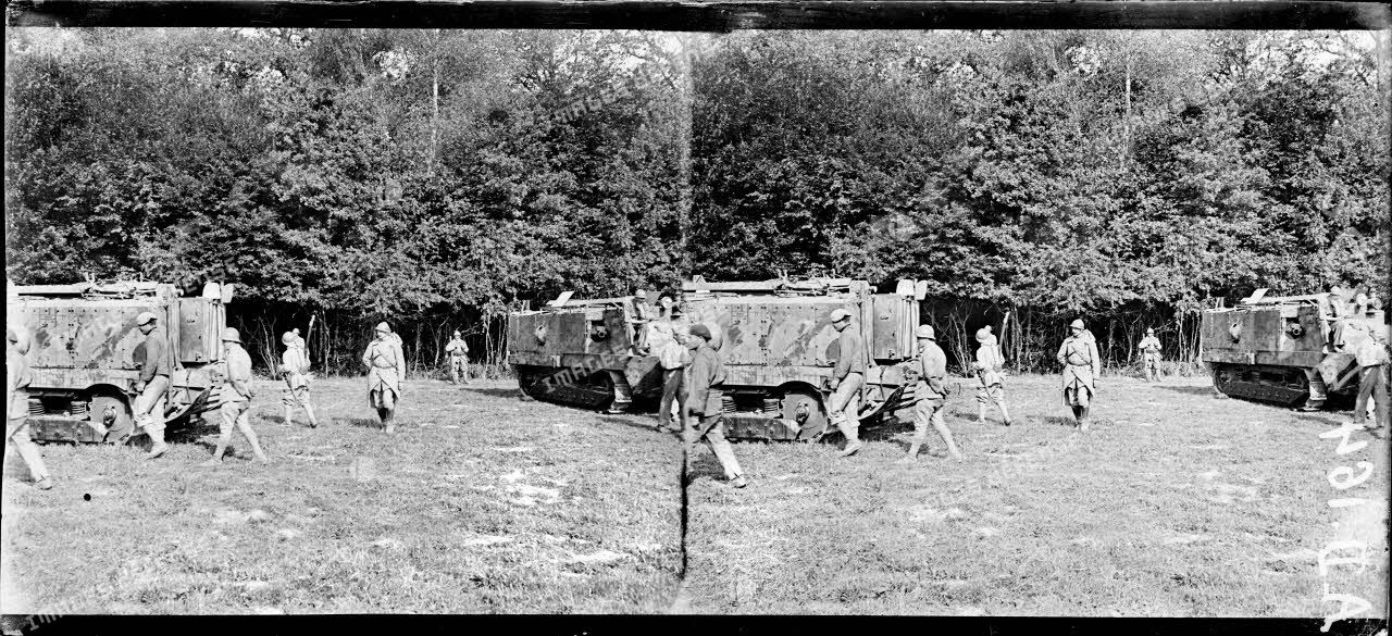 Bois de Saint-Imoges. Marne. Chars d'assaut Schneider avant la manoeuvre. [légende d'origine]