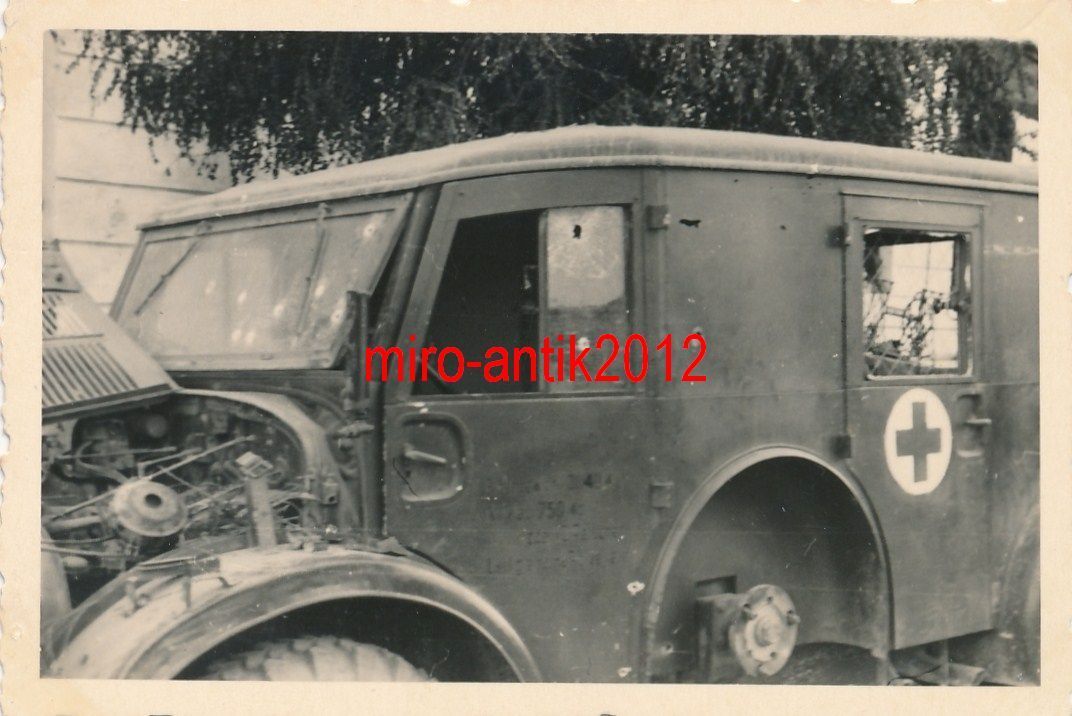 Foto, Wehrmacht, Blick auf ein Sanitäts Fahrzeug