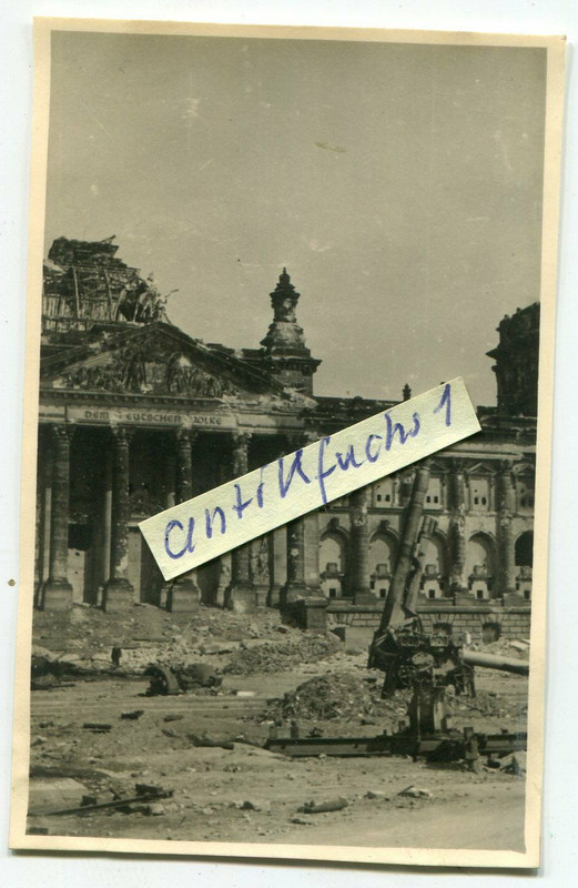 Flak-Geschütz vor dem stark zerstörten Reichstag in Berlin 1945