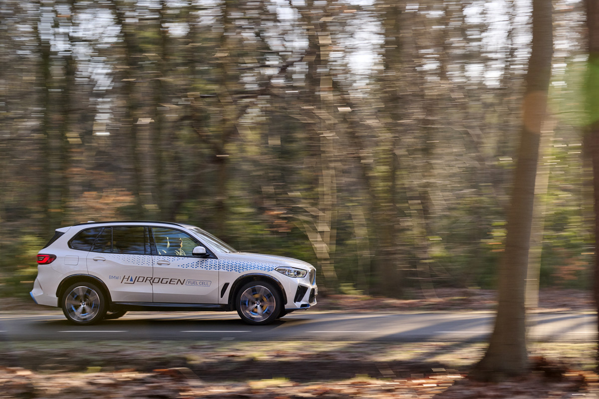 P90494366_highRes_bmw-ix5-hydrogen-on-