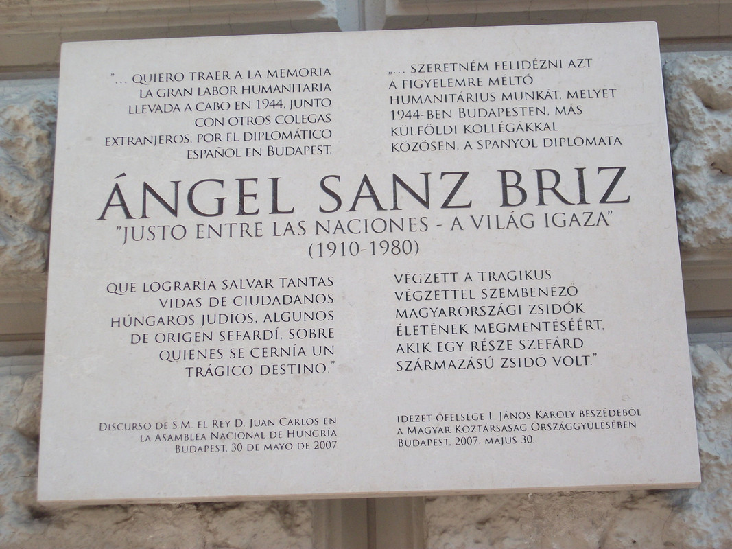 Imagen de la placa homenaje a Sanz Briz en la Embajada de España en Budapest