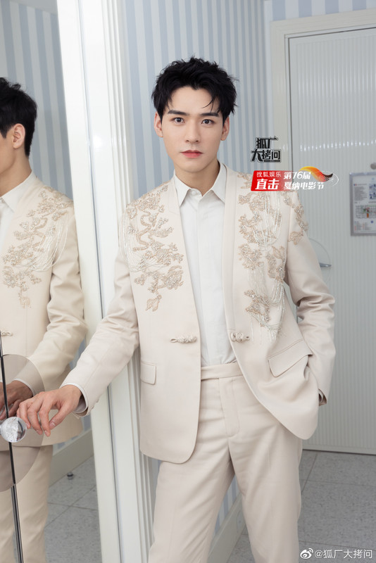 0077Ahqlly1heafls5x99j31hc27y1gc