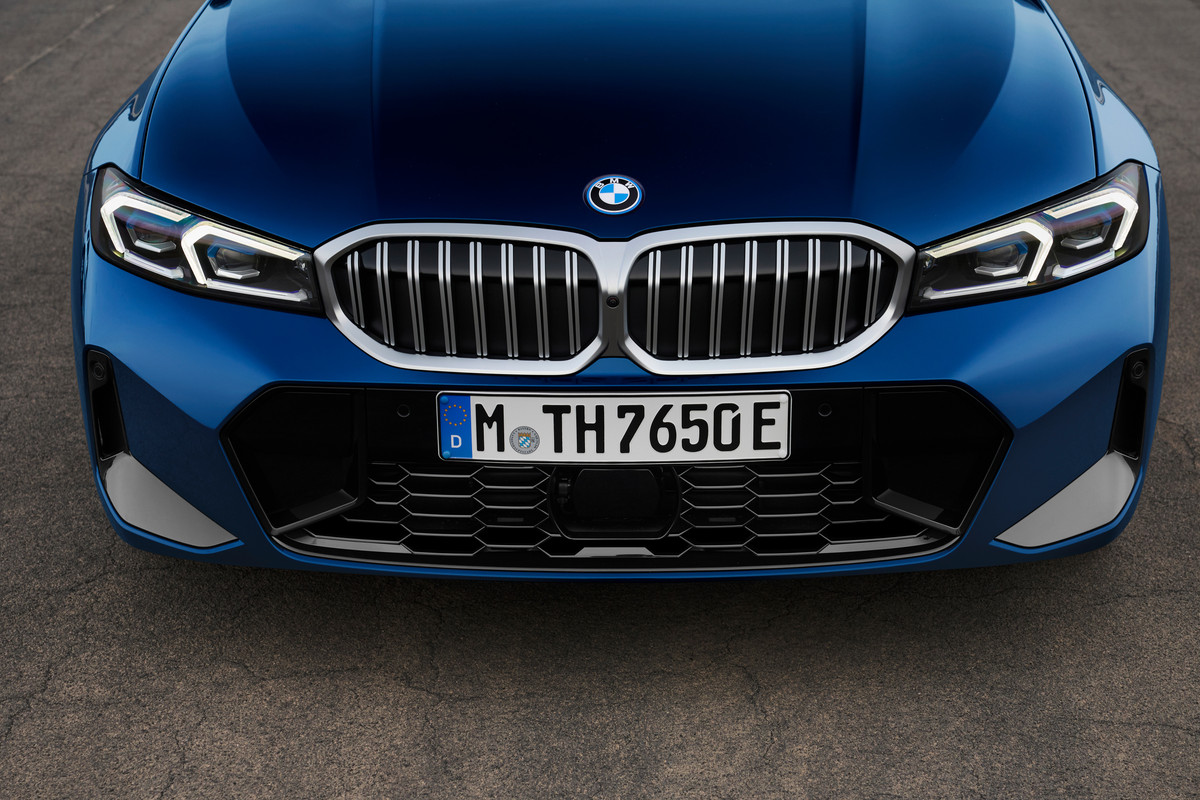 P90462550_highRes_the-new-bmw-330e-tou