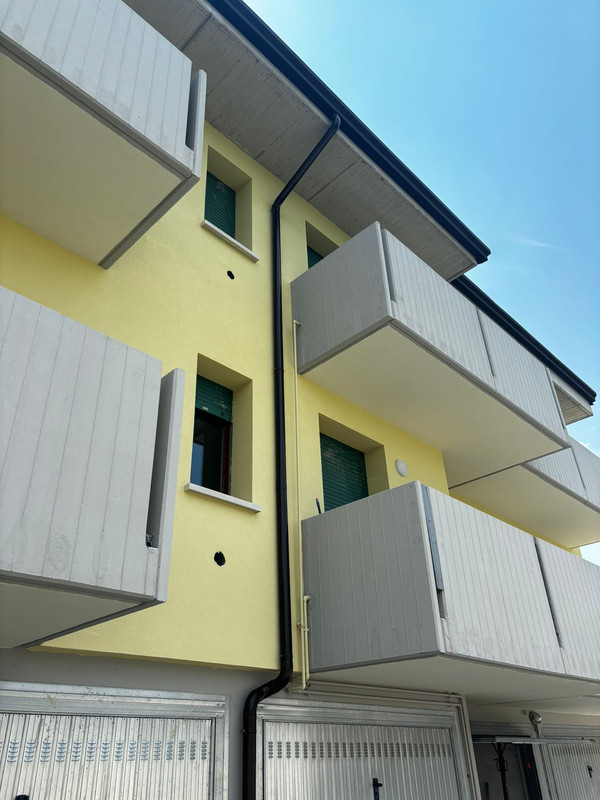 Facciata condominiale con balconi dopo interventi di risanamento Ediltecno