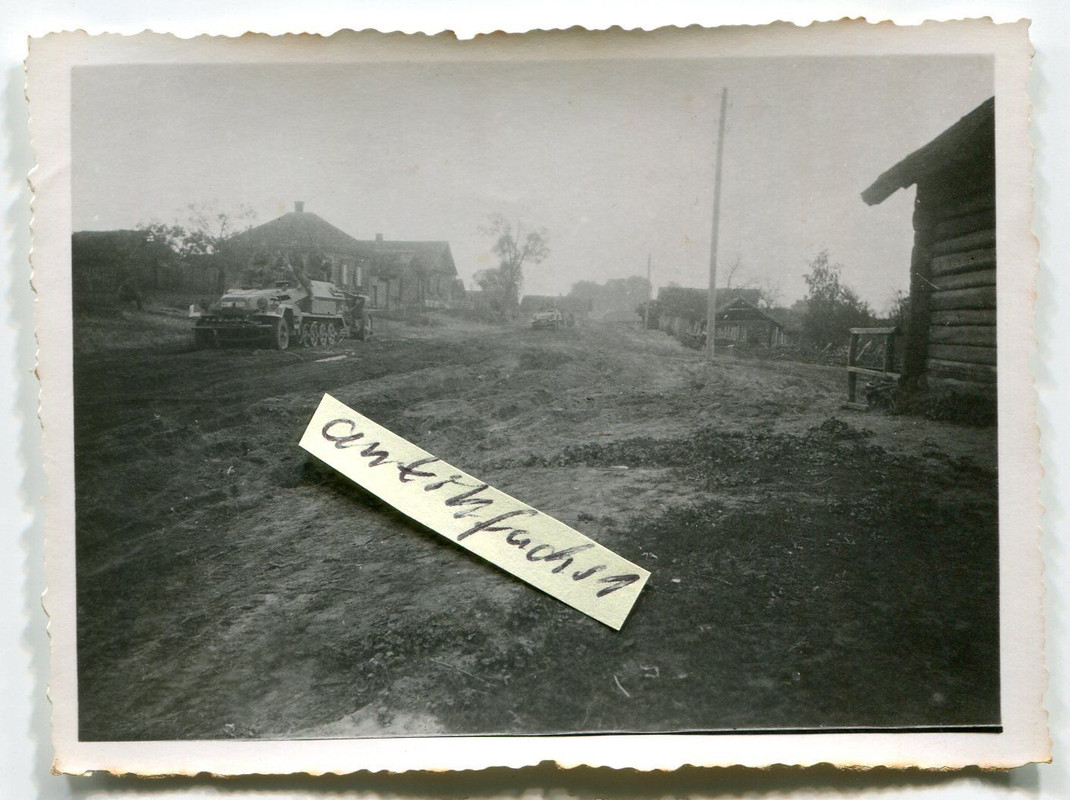 Schützen-Panzer im Dorf in Rußland beim Front-Ei