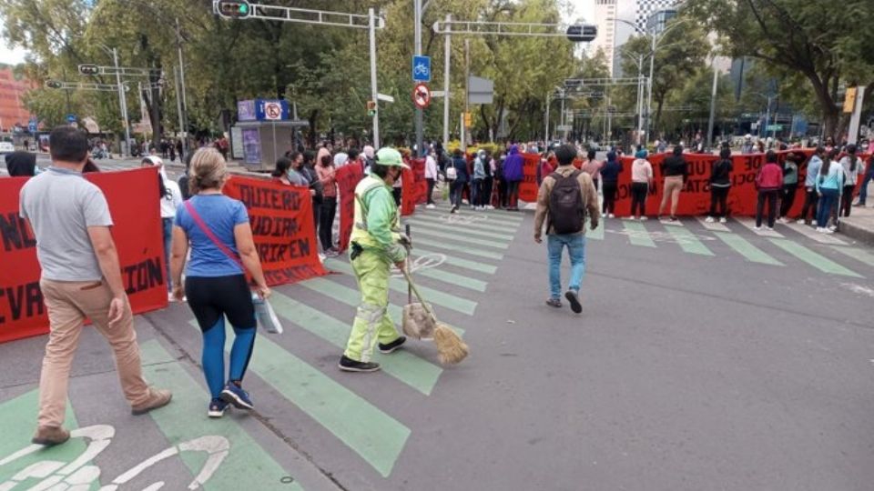 Sal con tiempo: Metro y Metrobús presentan retrasos debido a bloqueo en Reforma; van 17 horas