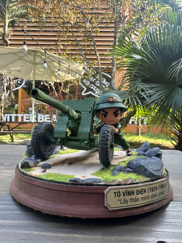 Mô hình anh hùng Tô Vĩnh Diện chèn bánh pháo thật