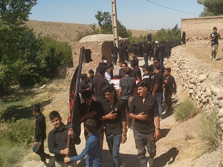 تصاویر حرکت عزاداران به سمت مسجد روستای قدیم