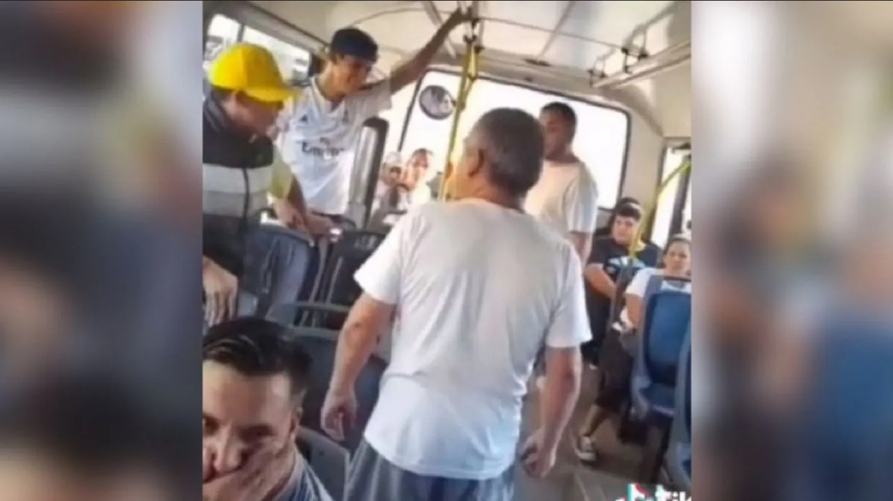 Ladrones intentaron asaltar autobús en Argentina y un hombre los baja a golpes