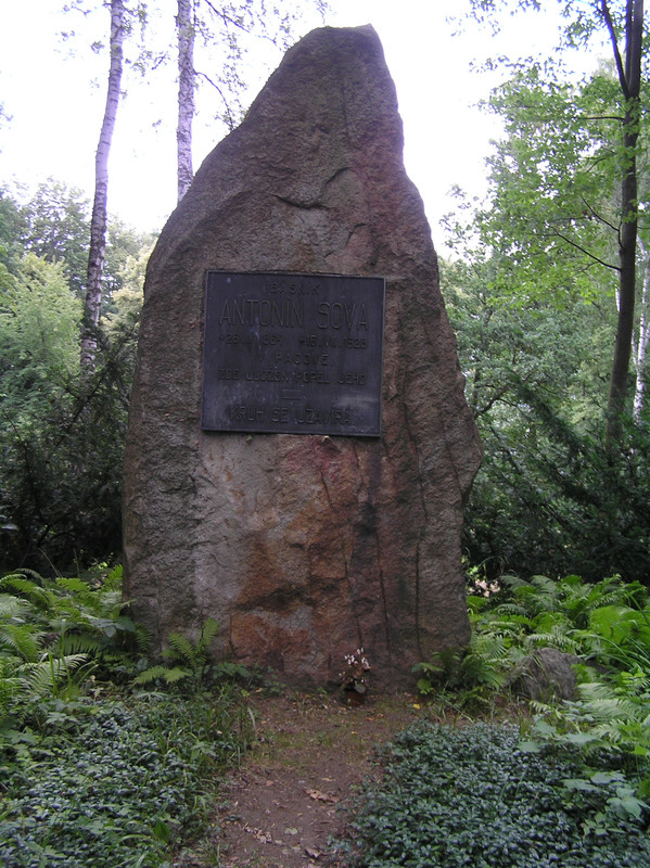Pacov_-_hrob_Antonína_Sovy_(2)