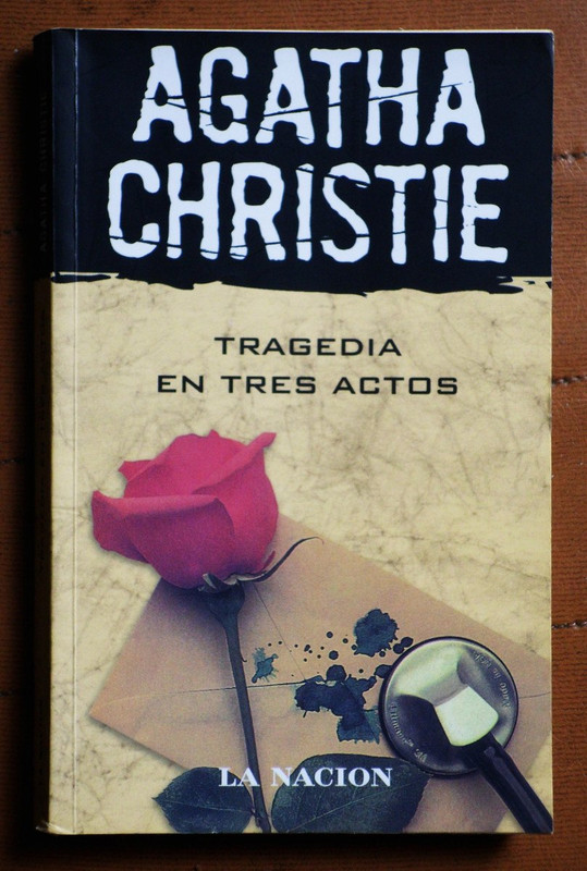 Portada - Tragedia en tres actos - Agatha Christie (Audiolibro)