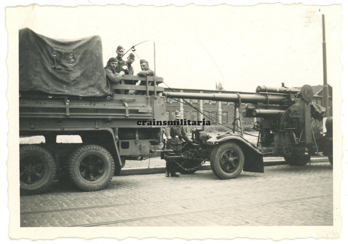 Orig. Foto Lkw mit schwere Flak Geschütz Lafette in Frankreich (2)