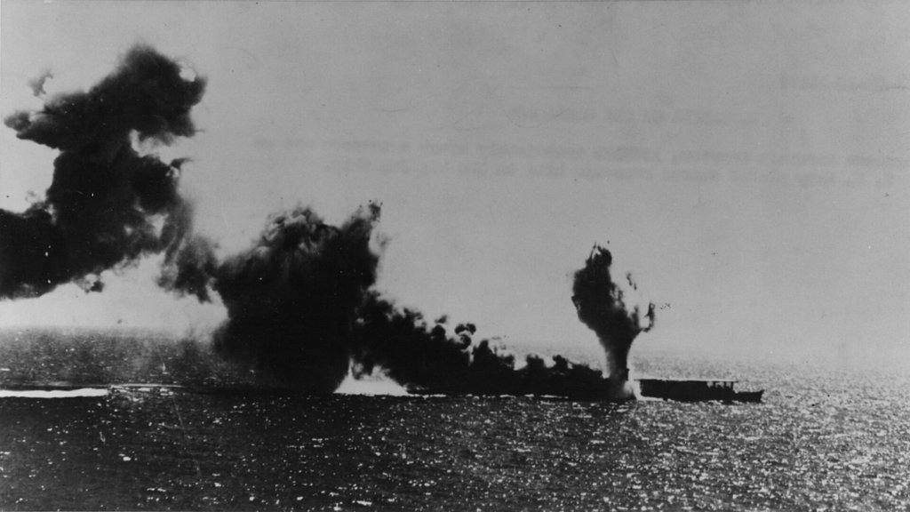 El Shōhō bombardeado y torpedeado por aviones estadounidenses