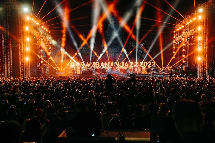 Kemeriahan Prambanan Jazz Festival 2023, simak rundown dan harga tiket on the spot untuk hari kedua.