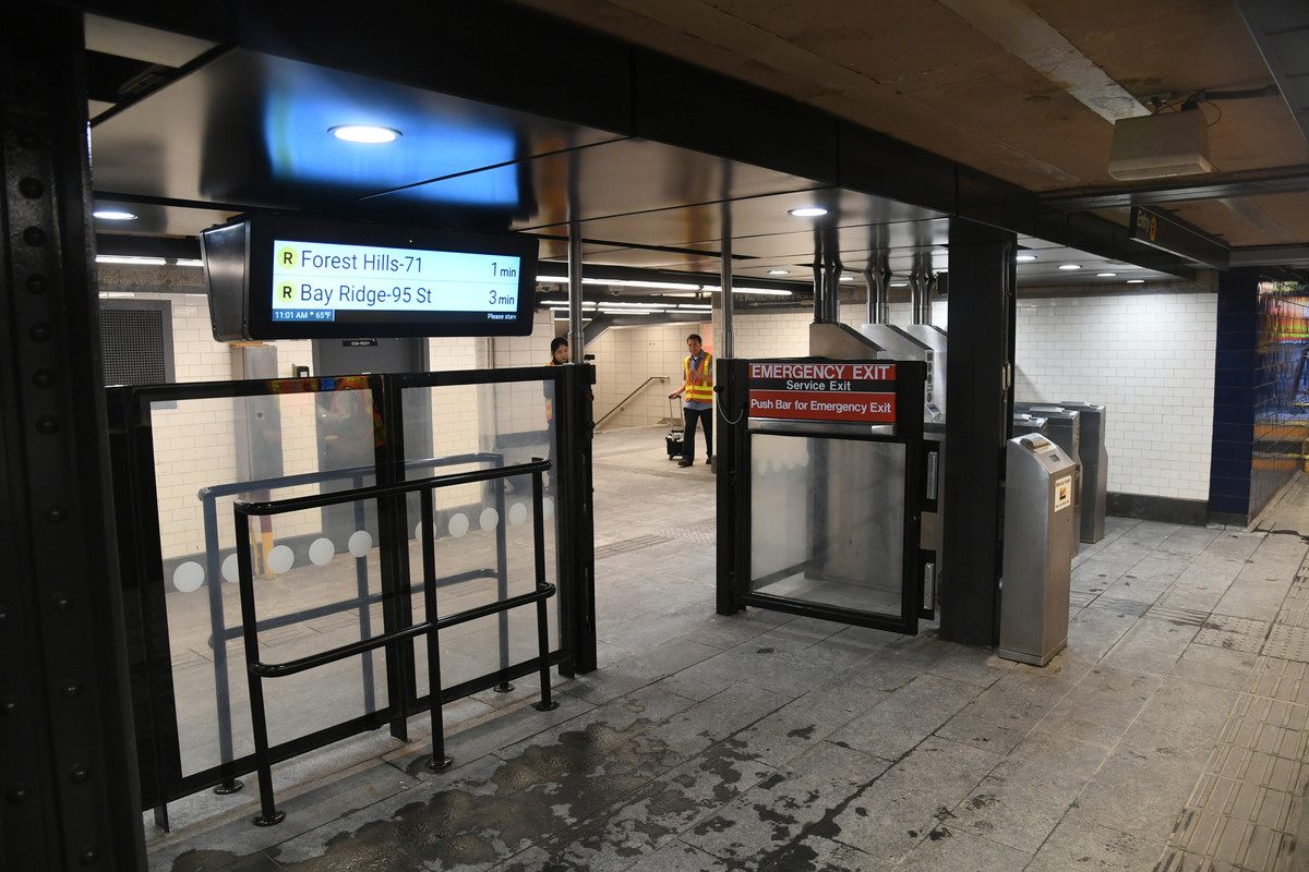 Reopening_of_53rd_St_ESI_Station_(36918277416)