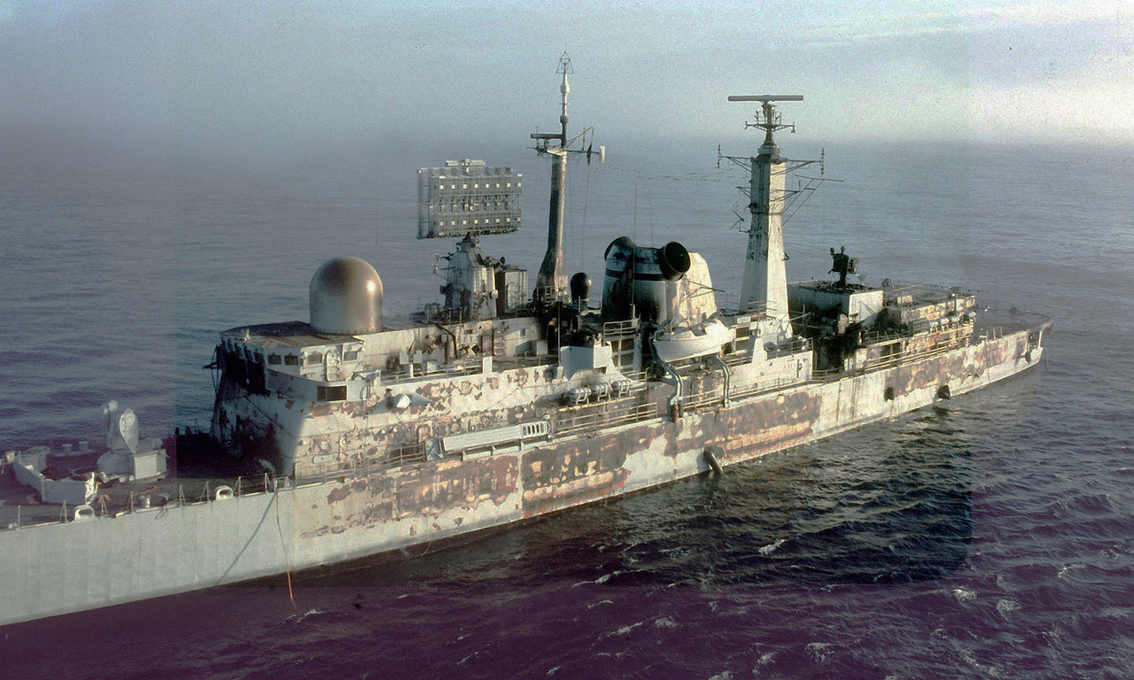 HMS Sheffield (D.80) после ликвидации пожара между 4 и 10 мая 1982-4