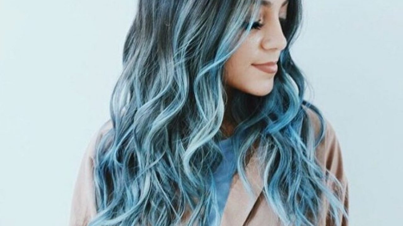 ¿Cómo llevar mechas azules en cabellos castaños? ¡Atrévete!