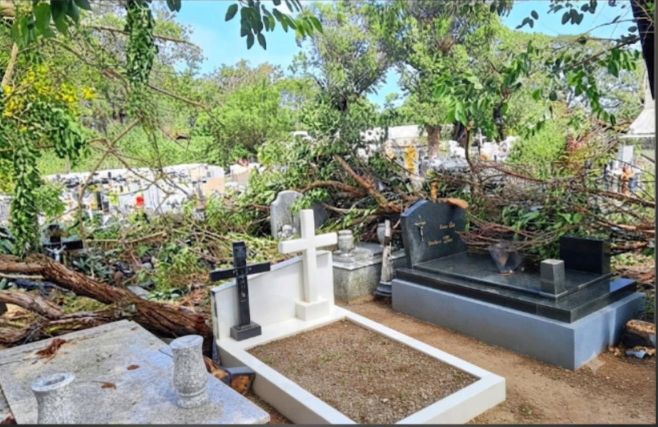 Sépulture après nettoyage post-cyclone
