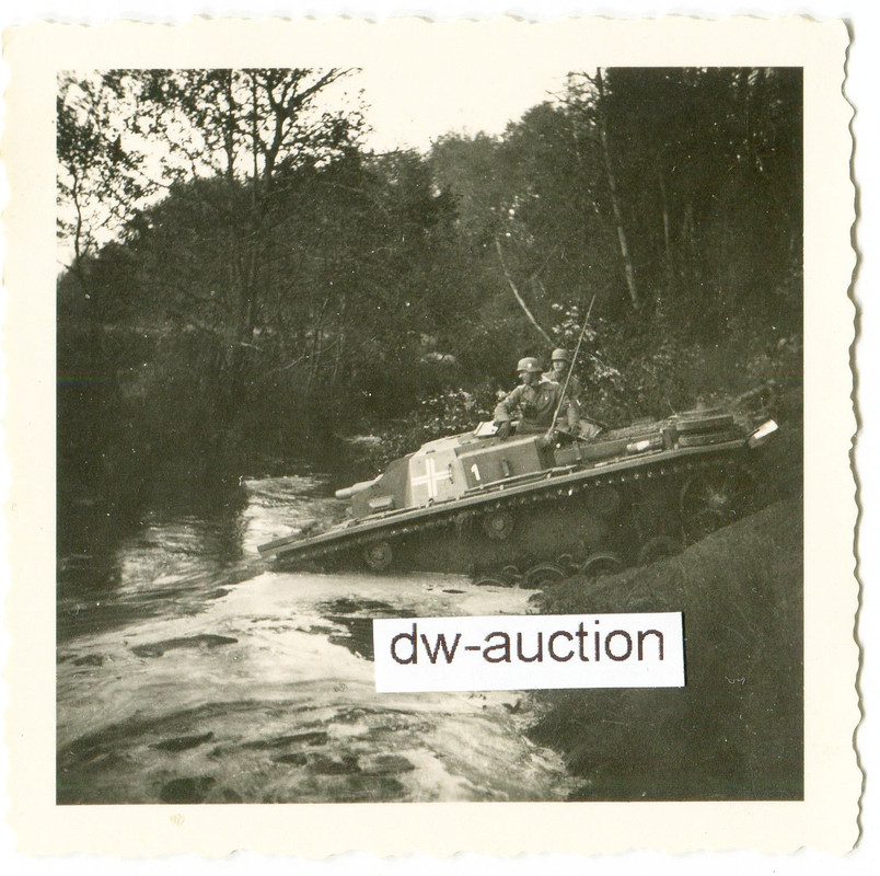 Sturmgeschütz mit Nummer 1 durchquert Fluß (1)