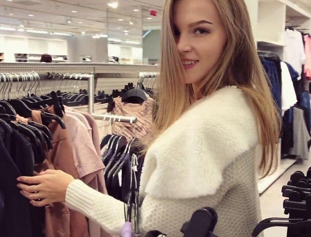 Blowjob In A Fitting Room 7