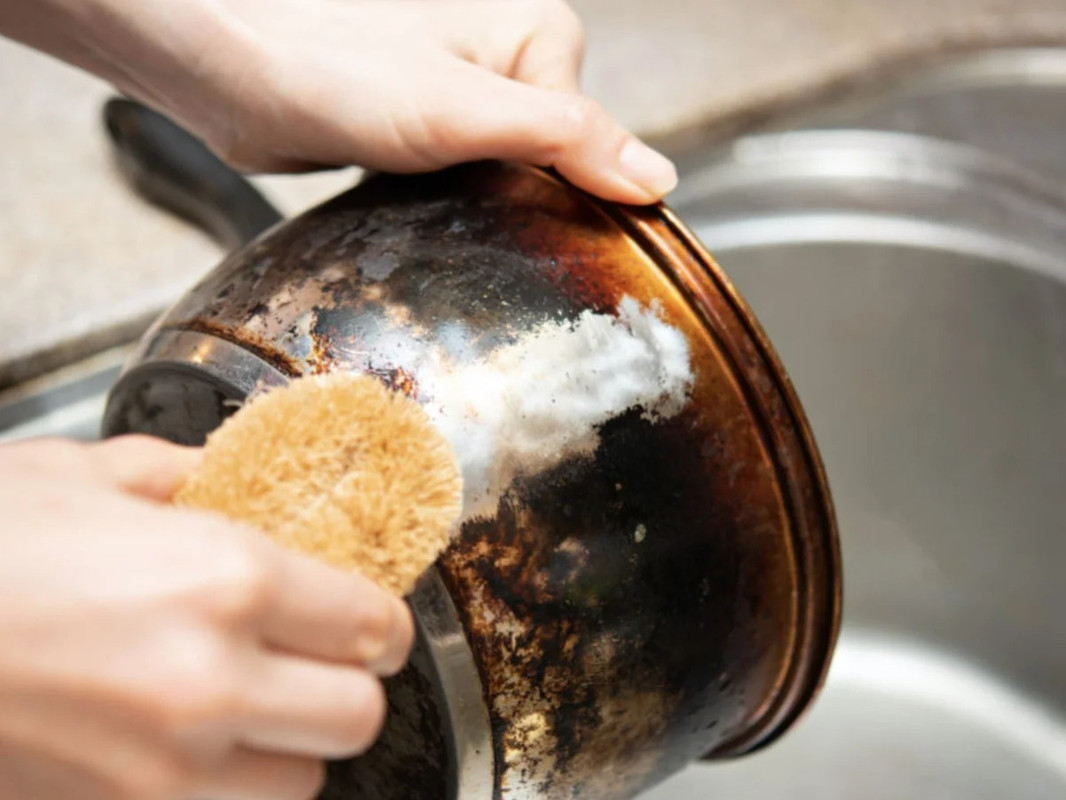 ¿Cómo desmanchar los sartenes? Truco infalible con 2 ingredientes