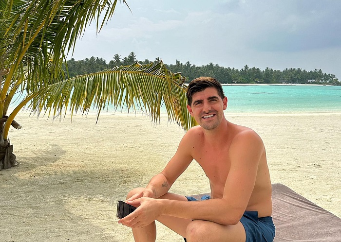 Seperti halnya Robert Lewandowski, kiper utama timnas Belgia Thibaut Courtois telah berlibur ke Maldives sejak negaranya tersingkir dari Piala Dunia 2022.