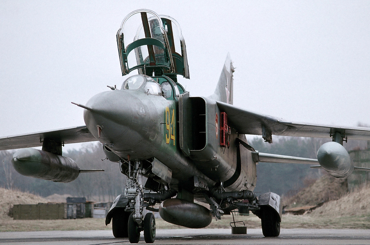 19 GvAPIB Mig-23UB 94 Yellow (10)