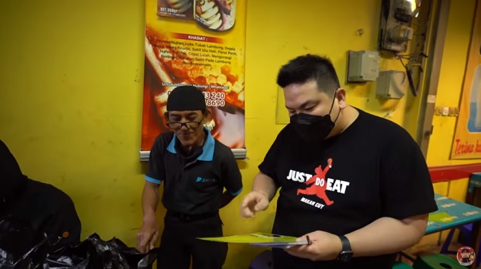 Nex Carlos saat berbincang dengan penjual di Javan Steak.