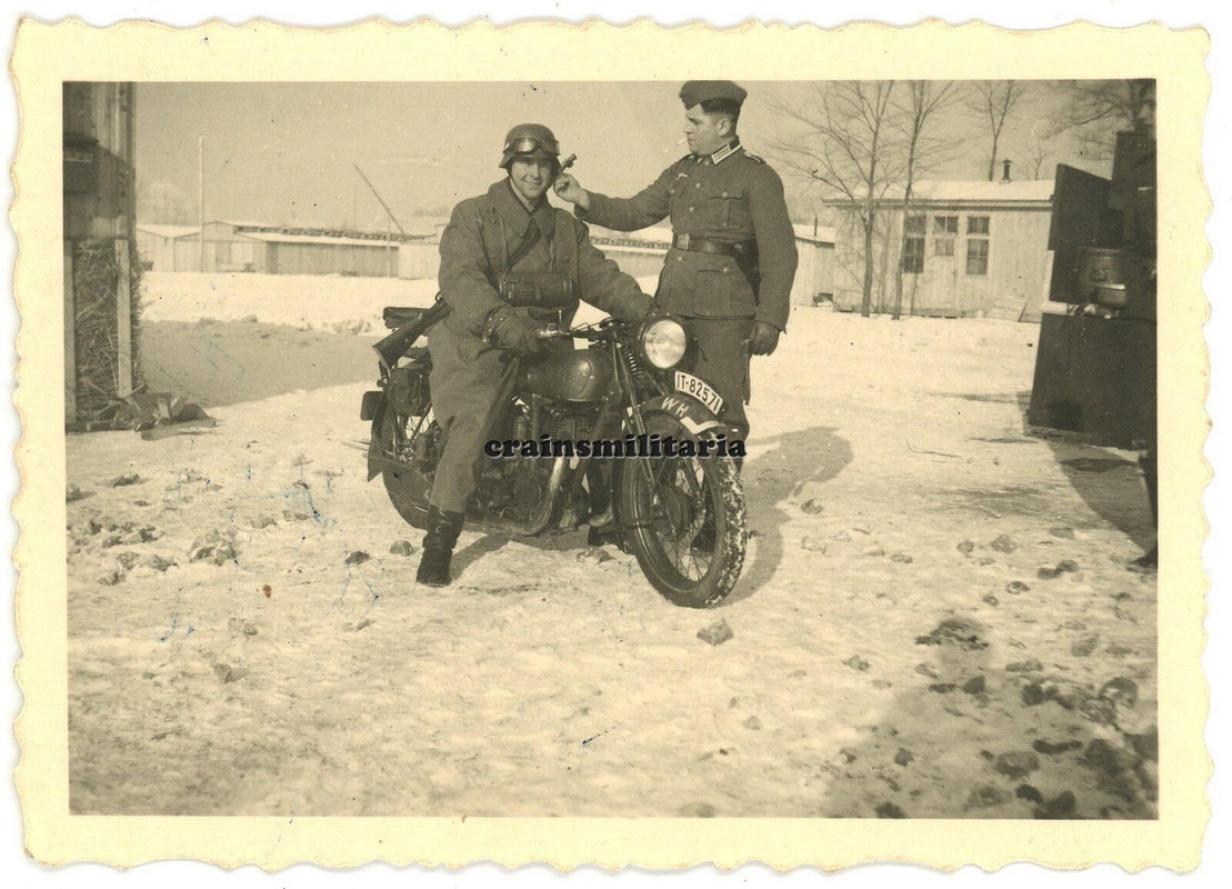 Orig. Foto Heer Kradmelder mit Motorrad Mantel BMW Zündapp NSU DKW