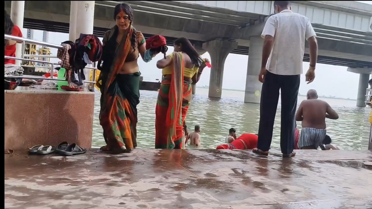 Desi aunty sexy boobs and navel while taking river dip.mp4_snapshot_01.39.600