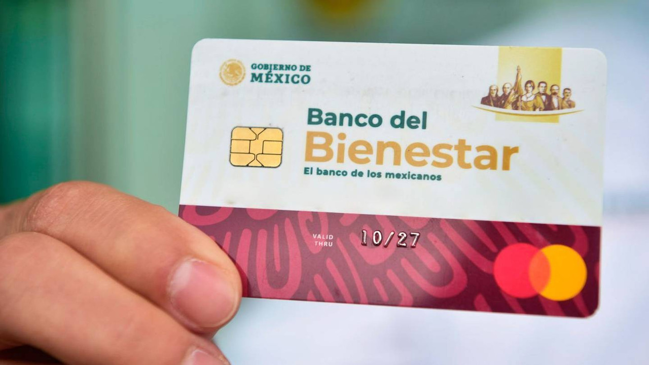 Se avergüenza de su Tarjeta Bienestar y la “baña” en oro