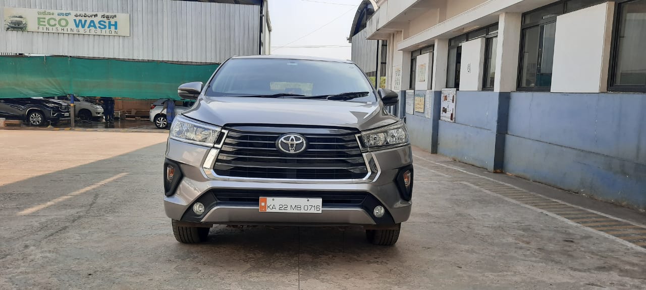 Toyota Innova Crysta photo 2