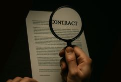 Aperto de mãos simbolizando a negociação de contratos com operadoras