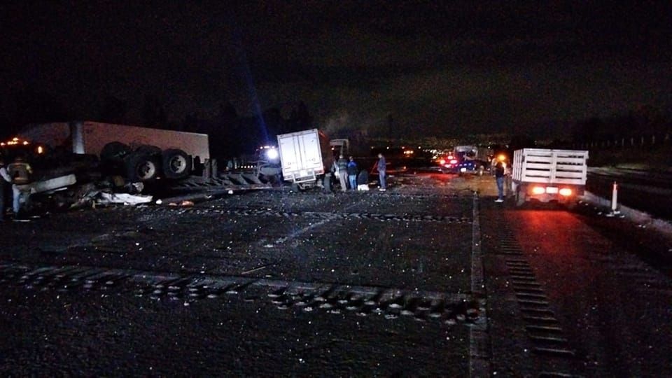 (VIDEO) Fatídico accidente: Colisión y volcadura en la autopista México-Puebla dejan un muerto