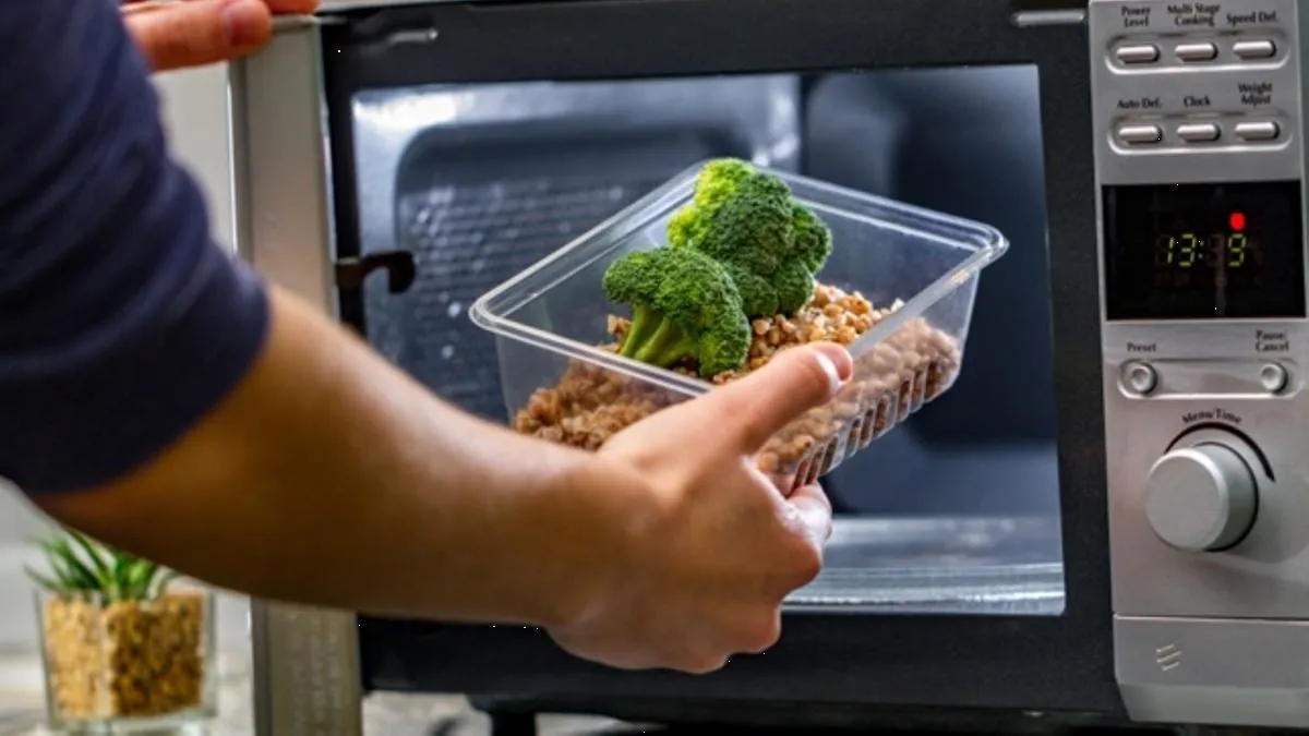 Estos alimentos dejan mal olor en el microondas, evita ponerlos