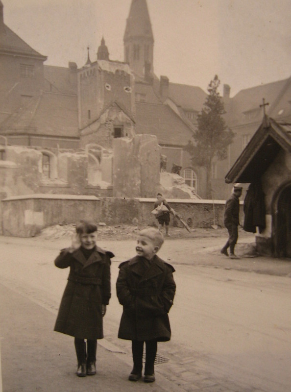 1941 Thaler Luisl und i (Alte Pradler Kirche, Mariahilfkapelle)