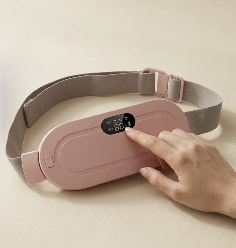 Ceinture chauffante Braise° posée à plat, sangle ajustable et écran de contrôle.