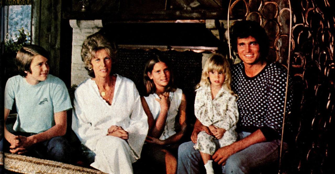  POD Mensal de Maio.a familia do Mike na vida real Mike e Lynn - Página 3 Actor-Michael-Landon-and-family-at-home-1975