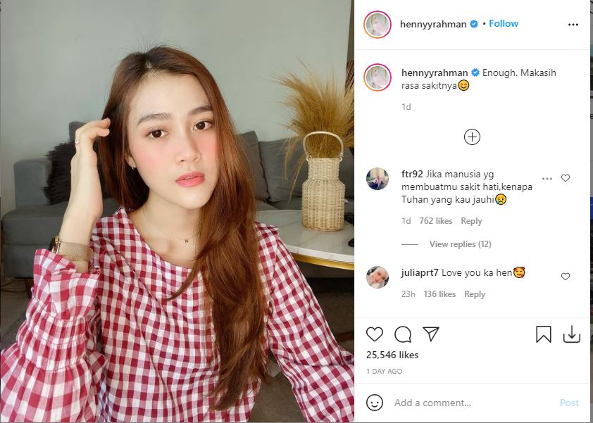 Henny Rahman, istri aktor Zikri Daulay mengunggah foto dirinya tanpa menganakan hijab. 